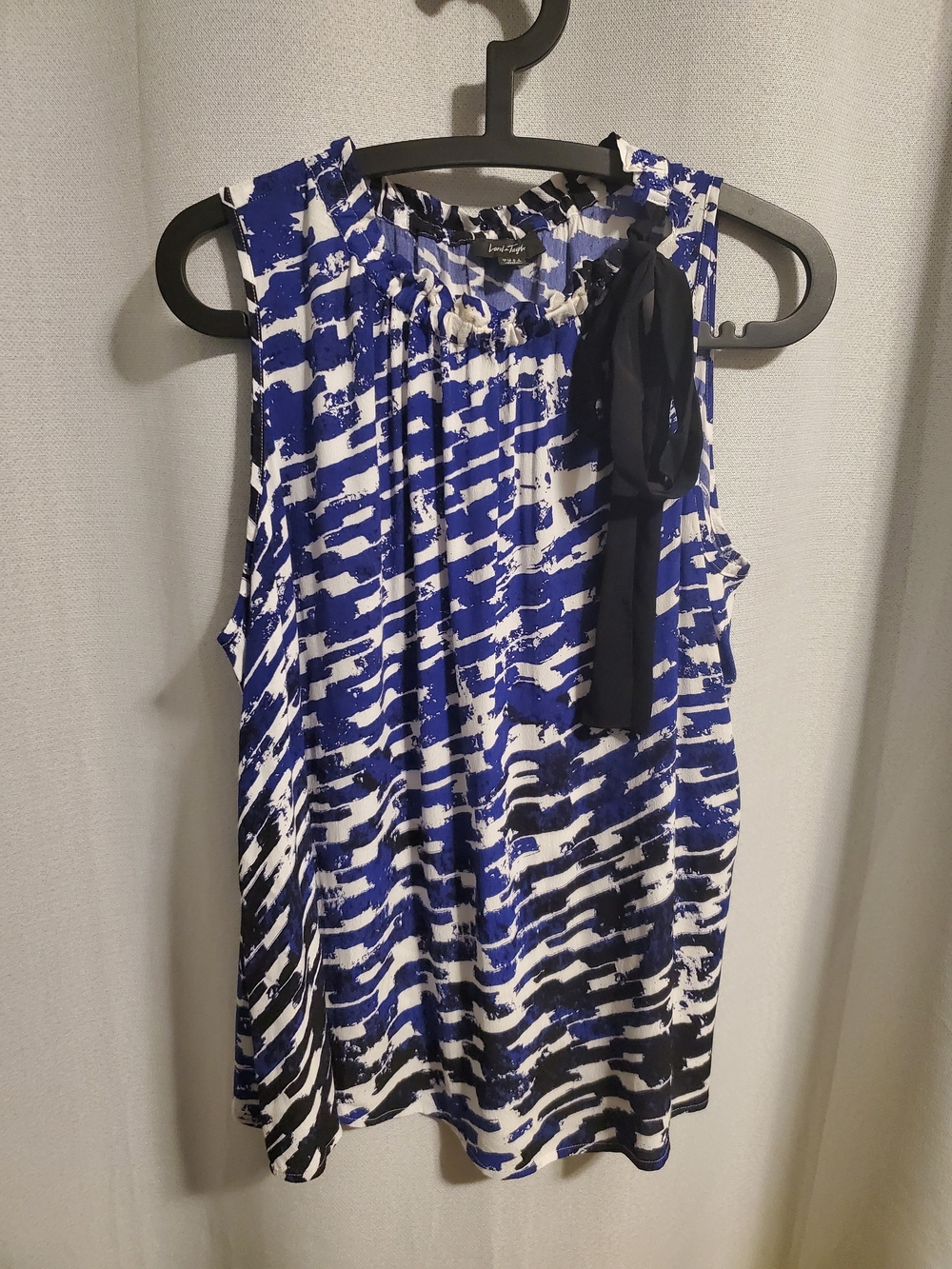 (4/$20) Lord & Taylor Sleeveless Blue & White Printed Tie-Neck Women's Top